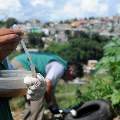  CAXIAS DO SUL, RS, BRASIL 06/03/2017A Vigilância Ambiental já identificou sete focos de mosquitos Aedes aegypti em menos de três semanas na Zona Norte de Caxias do Sul. Os agentes Cassiana da Silva e Marcos Vasconcellos fiscalizam a rua das Arapongas no bairro Canuon em Caxias do Sul. (Felipe Nyland/Agência RBS)