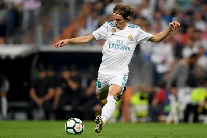  Real Madrids Croatian midfielder Luka Modric shoots the ball during the Spanish league football match Real Madrid CF against Real Betis at the Santiago Bernabeu stadium in Madrid on September 20, 2017. / AFP PHOTO / GABRIEL BOUYSEditoria: SPOLocal: MadridIndexador: GABRIEL BOUYSSecao: soccerFonte: AFPFotógrafo: STF