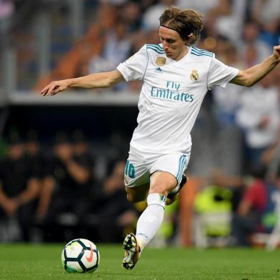  Real Madrids Croatian midfielder Luka Modric shoots the ball during the Spanish league football match Real Madrid CF against Real Betis at the Santiago Bernabeu stadium in Madrid on September 20, 2017. / AFP PHOTO / GABRIEL BOUYSEditoria: SPOLocal: MadridIndexador: GABRIEL BOUYSSecao: soccerFonte: AFPFotógrafo: STF