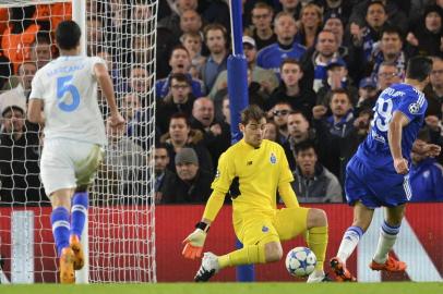 The ball rebounds off Portos Spanish goalkeeper Iker Casillas (3R) as he saves a shot from Chelseas Brazilian-born Spanish striker Diego Costa (2R) to hit Portos Spanish defender Ivan Marcano (L) and ricochet into the goal for an own goal during the UEFA Champions League Group G football match between Chelsea and Porto at Stamford Bridge in London on December 9, 2015. AFP PHOTO / GLYN KIRK