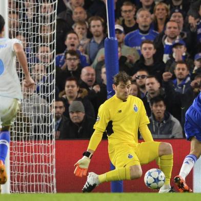 The ball rebounds off Portos Spanish goalkeeper Iker Casillas (3R) as he saves a shot from Chelseas Brazilian-born Spanish striker Diego Costa (2R) to hit Portos Spanish defender Ivan Marcano (L) and ricochet into the goal for an own goal during the UEFA Champions League Group G football match between Chelsea and Porto at Stamford Bridge in London on December 9, 2015. AFP PHOTO / GLYN KIRK