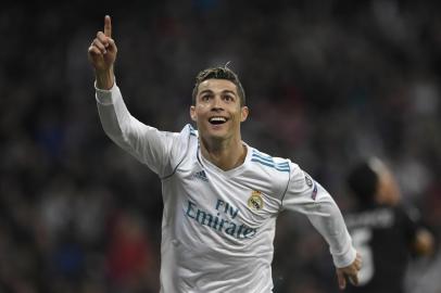  Real Madrids Portuguese forward Cristiano Ronaldo celebrates after scoring his second goal during the UEFA Champions League round of sixteen first leg football match Real Madrid CF against Paris Saint-Germain (PSG) at the Santiago Bernabeu stadium in Madrid on February 14, 2018.   / AFP PHOTO / Editoria: SPOLocal: MadridIndexador: GABRIEL BOUYSSecao: soccerFonte: AFPFotógrafo: STF