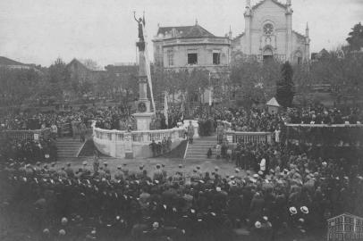 Inauguração da Estátua da Liberdade durante as comemorações do Centenário da Independência do Brasil, na Praça Dante Alighieri. Monumento foi inaugurado em 8 de setembro de 1922, um dia depois, devido ao mau tempo. Ao fundo, a Catedral Diocesana, o Bispado e o antigo quiosque localizado na área do futuro chafariz, inaugurado 15 anos depois, durante a Festa da Uva de 1937. Estátua foi esculpida por Michelangelo Zambelli e pedestal foi obra de Silvio Toigo.