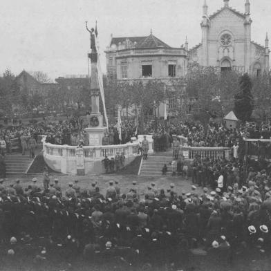 Inauguração da Estátua da Liberdade durante as comemorações do Centenário da Independência do Brasil, na Praça Dante Alighieri. Monumento foi inaugurado em 8 de setembro de 1922, um dia depois, devido ao mau tempo. Ao fundo, a Catedral Diocesana, o Bispado e o antigo quiosque localizado na área do futuro chafariz, inaugurado 15 anos depois, durante a Festa da Uva de 1937. Estátua foi esculpida por Michelangelo Zambelli e pedestal foi obra de Silvio Toigo.