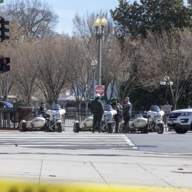 Police are seen outside the White House as several blocks are closed down by the United States Secret Service on March 3, 2018 in Washington, DC. The White House was placed on lockdown and the surrounding area cordoned off by emergency personnel Saturday after an apparent gunshot was heard. The US Secret Service said on Twitter that it was responding to reports of a person who allegedly suffered a self-inflicted gunshot wound along the north fence line of @White House. It said medical personnel were responding to the male victim, but that there were no other reported injuries.The victims identity was not immediately known. / AFP PHOTO / Alex Edelman