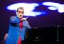 Elton John deixa o palco por causa de fã que o atrapalhou no piano