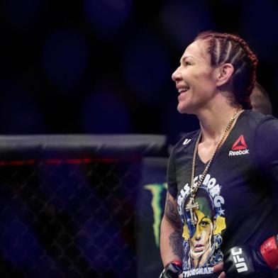 Cris Cyborg atropela Kunitskaya e vence por nocaute no primeiro round no UFC 222