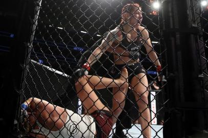 Cris Cyborg atropela Kunitskaya e vence por nocaute no primeiro round no UFC 222