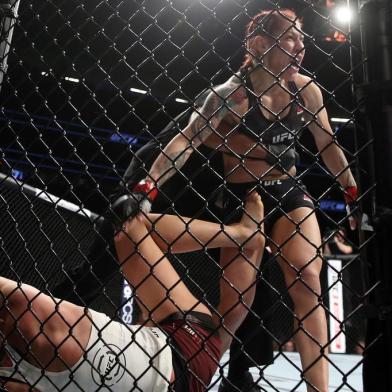 Cris Cyborg atropela Kunitskaya e vence por nocaute no primeiro round no UFC 222