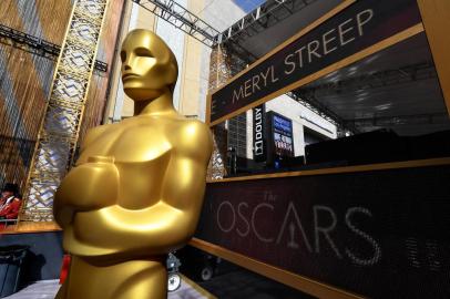 An Oscars statue on the red carpet arrivals area as a digital screen displays the name of Meryl Streep, ahead of the 89th annual Oscars at the Dolby Theater in Hollywood, California on February 25, 2017The 2017 Academy Awards will take place in Hollywood on February 26. / AFP PHOTO / Mark RALSTON