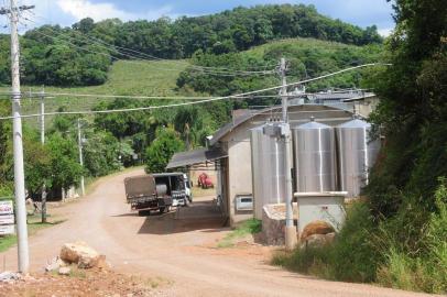  CAXIAS DO SUL, RS, BRASIL (01/03/2018). Estrada Municipal 101. Anunciada pavimentação asfáltica no trecho entre a BR 116 e Gruta de São Pedro, na Terceira Légua. Márcio Sirtoli, diretor da Vinícola Tradição,  relata a importância da obra.  (Roni Rigon/Pioneiro).