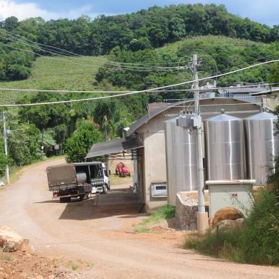  CAXIAS DO SUL, RS, BRASIL (01/03/2018). Estrada Municipal 101. Anunciada pavimentação asfáltica no trecho entre a BR 116 e Gruta de São Pedro, na Terceira Légua. Márcio Sirtoli, diretor da Vinícola Tradição,  relata a importância da obra.  (Roni Rigon/Pioneiro).