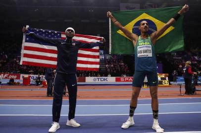 almir dos santos, medalha de prata no mundial indoor, em birmingham, na inglaterra. Ao lado do americano Will Claye