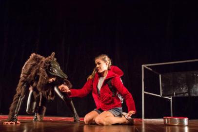 Divulgação do espetáculo Chapeuzinho Vermelho, de Camila Bauer. Na foto, Laura Hickmann (Chapeuzinho) e Henrique Gonçalves (lobo).