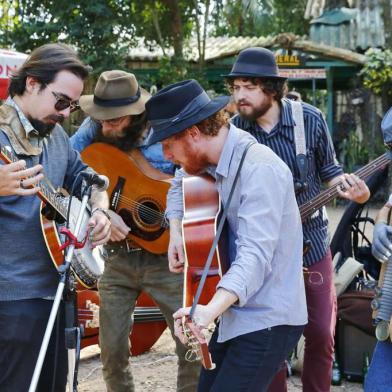  PORTO ALEGRE, RS, BRASIL 09/07/2017 - Músicos que tocam no Brique da Redenção - Cartas na Rua. (FOTO: ROBINSON ESTRÁSULAS/AGÊNCIA RBS)