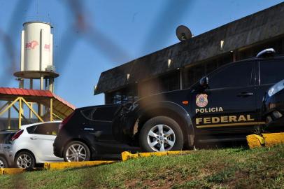  A Polícia Federal deflagrou na manhã desta segunda-feira a terceira fase da Operação Carne Fraca, iniciada em 2017 para apurar irregularidades no setor alimentício. A ação está cumprindo quatro mandados em Chapecó e um em Treze Tílias, além de outras 82 ordens judiciais em outros estados. Pela investigação dos policiais, cinco laboratórios credenciados no Ministério da Agricultura fraudavam os resultados de exames e amostras do processo industrial de uma empresa do ramo. Eles repassavam laudos e dados fictícios ao Serviço de Inspeção Federal, impedindo que o órgão governamental conseguisse fiscalizar a qualidade do processo industrial.