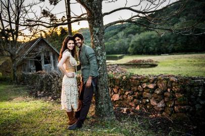 Em Tempo de Amar, Inácio (Bruno Cabrerizo) e Maria Vitória (Vitória Strada).