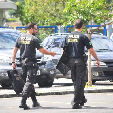 PR - OPERAÇÃO CARNE FRACA/3ª FASE/TRAPAÇA - ECONOMIA - Movimento em frente ao prédio da Superintendência da Polícia Federal na   cidade de Curitiba (PR), na manhã desta segunda-feira, 05. A Operação   Trapaça, nova fase da Carne Fraca, deflagrada nesta segunda-feira, 5, mira   fraudes laboratoriais perante o Ministério da Agricultura, Pecuária e   Abastecimento. Um dos alvos é a empresa BRF, gigante do setor de carnes e   processados. O ex-presidente da empresa Pedro de Andrade Faria (2015 a 31   de dezembro de 2017) e o ex-diretor-vice-presidente Hélio Rubens Mendes   dos Santos Júnior foram presos.