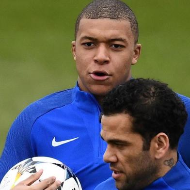  Paris Saint-Germains French forward Kylian Mbappe (L) reacts behind Paris Saint-Germains Brazilian defender Dani Alves during a training session at Saint-Germain-en-Laye, western Paris on March 4, 2018, on the eve of their Champions League football match against Real Madrid CF. / AFP PHOTO / FRANCK FIFEEditoria: SPOLocal: camp des loges st germain en layIndexador: FRANCK FIFESecao: soccerFonte: AFPFotógrafo: STF