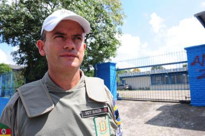  CAXIAS DO SUL, RS, BRASIL (02/03/2018). Brigada Militar 2018. Reportagem verifica trabalho de inativos da Brigada Militar que retornaram para proteger a sociedade.NA FOTO, SARGENTO BALDI ATUAM NA SEGURANÇA DA ESCOLA  IRMÃO JOSÉ OTÃO.    (Roni Rigon/Pioneiro).