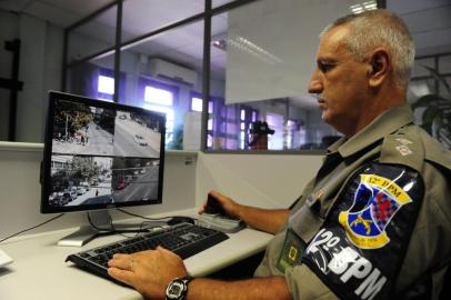  CAXIAS DO SUL, RS, BRASIL (02/03/2018). Brigada Militar 2018. Reportagem verifica trabalho de inativos da Brigada Militar que retornaram para proteger a sociedade. NA FOTO,  TENENTE OSMAR CASALI MONITORA CÂMARAS DE SEGURANÇA PÚBLICA.    (Roni Rigon/Pioneiro).