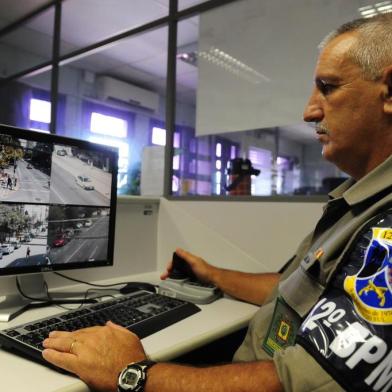  CAXIAS DO SUL, RS, BRASIL (02/03/2018). Brigada Militar 2018. Reportagem verifica trabalho de inativos da Brigada Militar que retornaram para proteger a sociedade. NA FOTO,  TENENTE OSMAR CASALI MONITORA CÂMARAS DE SEGURANÇA PÚBLICA.    (Roni Rigon/Pioneiro).