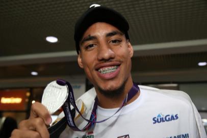  PORTO ALEGRE, RS, BRASIL, 06-03-2018. O atleta Almir Júnior, vice-campeão mundial indoor do salto triplo, desembarca no aeroporto Salgado Filho. (FERNANDO GOMES/AGÊNCIA RBS)