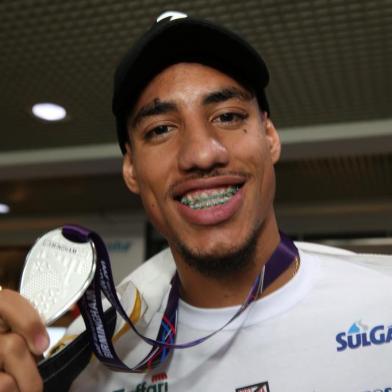  PORTO ALEGRE, RS, BRASIL, 06-03-2018. O atleta Almir Júnior, vice-campeão mundial indoor do salto triplo, desembarca no aeroporto Salgado Filho. (FERNANDO GOMES/AGÊNCIA RBS)