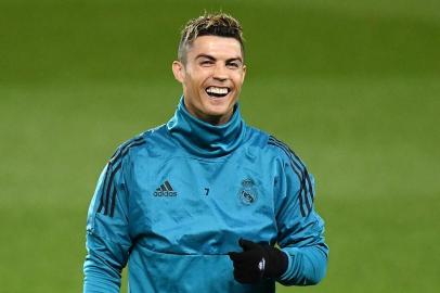  Real Madrids Portuguese forward Cristiano Ronaldo controls the ball as he takes part in a training session at the Parc des Princes stadium in Paris on March 5, 2018 on the eve of their Champions League football match against Paris Saint Germain (PSG). / AFP PHOTO / FRANCK FIFEEditoria: SPOLocal: ParisIndexador: FRANCK FIFESecao: soccerFonte: AFPFotógrafo: STF