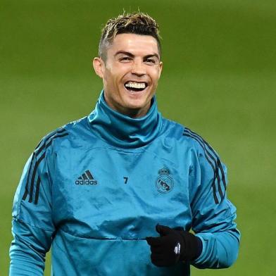  Real Madrids Portuguese forward Cristiano Ronaldo controls the ball as he takes part in a training session at the Parc des Princes stadium in Paris on March 5, 2018 on the eve of their Champions League football match against Paris Saint Germain (PSG). / AFP PHOTO / FRANCK FIFEEditoria: SPOLocal: ParisIndexador: FRANCK FIFESecao: soccerFonte: AFPFotógrafo: STF