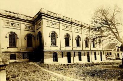  O Arquivo Público do Estado do Rio Grande do Sul (APERS) foi fundado no dia 8 de março de 1906. Fachada junto a Rua Riachuelo.