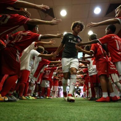 Camilo na entrada em campo do Inter no confronto contra o Cianorte, pela terceira fase da Copa do Brasil.