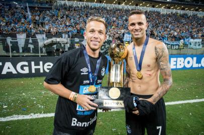 Arthur e Luan na comemoração da título da Recopa após vitória nos pênaltis sobre o Independiente na Arena.