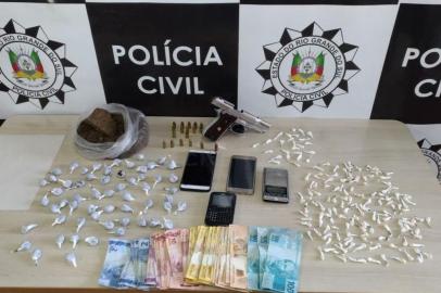 A Polícia Civil de Farroupilha destamantelou um ponto de tráfico de drogas e apreendeu uma pistola calibre .380. Na residência, foram encontradas 58 buchas de maconha, 129 petecas de crack e 25 porções de cocaína, além de uma sacola plástica com mais 400 gramas de maconha. A ação foi resultado de uma investigação de dois meses.