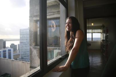  PORTO ALEGRE, RS, BRASIL - 07/03/2018 - Fernanda de Almeida saiu da periferia para conquistar um desejo antigo da mãe, que é empregada doméstica: se formar na universidade para ajudar ao próximo. Atualmente ela é a psicóloga da Fase. (FOTO: ANSELMO CUNHA/AGÊNCIA RBS)