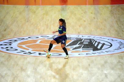  CAXIAS DO SUL, RS, BRASIL, 07/03/2018. Seleção brasileira de futsal feminino treina nesta semana em Carlos Barbosa, onde disputará amistoso contra o Paraguai, no domingo.O jogo e as atividades são no Centro de Eventos Sérgio Luiz Guerra, casa da ACBF. Na foto, a fixa caxiense Diana. (Diogo Sallaberry/Agência RBS)