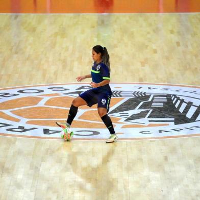  CAXIAS DO SUL, RS, BRASIL, 07/03/2018. Seleção brasileira de futsal feminino treina nesta semana em Carlos Barbosa, onde disputará amistoso contra o Paraguai, no domingo.O jogo e as atividades são no Centro de Eventos Sérgio Luiz Guerra, casa da ACBF. Na foto, a fixa caxiense Diana. (Diogo Sallaberry/Agência RBS)