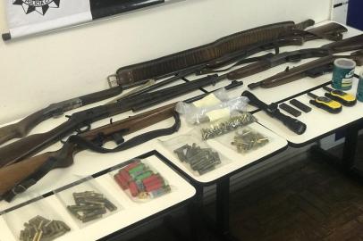 Polícia Civil apreende seis espingardas e munições em Caxias. As armas seriam utilizadas por um grupo especializado em crimes contra o patrimônio. 