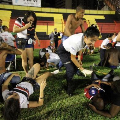 SPORT E SANTA CRUZPE - SPORT-SANTA-CRUZ - ESPORTES - Confusão entre o Batalhão de Choque e a torcida do Santa Cruz durante a partida entre Sport e Santa Cruz, válida pelo Campeonato Pernambucano 2018, no Estádio da Ilha do Retiro no Recife (PE), nesta quarta-feira (07). 07/03/2018 - Foto: MARLON COSTA/FUTURA PRESS/FUTURA PRESS/ESTADÃO CONTEÚDOEditoria: ESPORTESLocal: RECIFEIndexador: MARLON COSTAFotógrafo: FUTURA PRESS