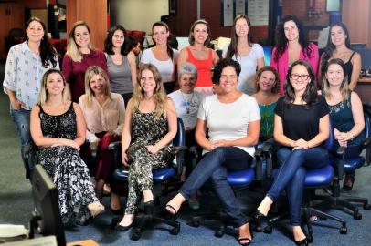  CAXIAS DO SUL, RS, BRASIL, 23/02/2018. Como homenagem ao Dia da Mulher, mostramos as mulheres que fazem parte da redação do Pioneiro. Na foto, da esquerda para a direita em pé: Eliane Brum, Siliane Vieira, Bruna Valtrick, Denise Costa, Márcia Dorigatti, Lizie Antonello, Cíntia Colombo e Kamila mendes; sentadas: Carolina Klóss, Silvana Toazza, Tríssia Ordovás Sartori, Ivanete Marzzaro, Andreia Fontana, Rosilene Pozza, Juliana Bevilaqua e Raquel Fronza. (Diogo Sallaberry/Agência RBS)