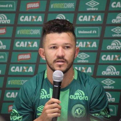 Dos 30 jogadores que estiverem presentes na apresentação oficial hoje pela manhã, 16 vem de outros clubes do Brasil, Uruguai e JapãoCom um elenco praticamente novo, a Chapecoense iniciou a sua pré-temporada nesta sexta-feira. Durante cerimônia de apresentação dos jogadores, 30 atletas vestiram a camisa do Verdão. O número leva em conta o zagueiro Neto, sobrevivente do acidente, que mesmo de muletas esteve junto dos demais.Das contratações e empréstimos, muitos confirmam especulações que vinham ocorrendo desde o mês de dezembro. O clube ainda não liberou os nomes dos atletas oficialmente, pois espera a assinatura de todos os contratos ao longo do dia. A partir dos rostos que participaram da apresentação, contudo, já é possível conhecer quem são os jogadores que defenderão as cores do time nesta temporadaRossi, 23 anosEmprestado pelo Goiás Foto: Rossi   Sirli Freitas/Chapecoense