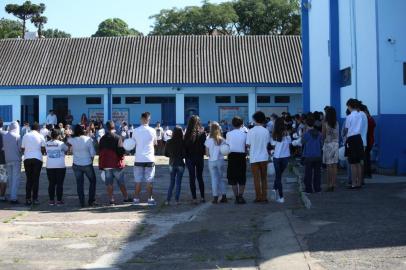  CACHOERINHA, RS, BRASIL, 08-03-2018. Estudantes e professores da Escola Luiz de Camões, em Cachoeirinha, fazem homenagens de um ano da morte da aluna Marta Gonçalves, vítima de uma colega. (TADEU VILANI/AGÊNCIA RBS)