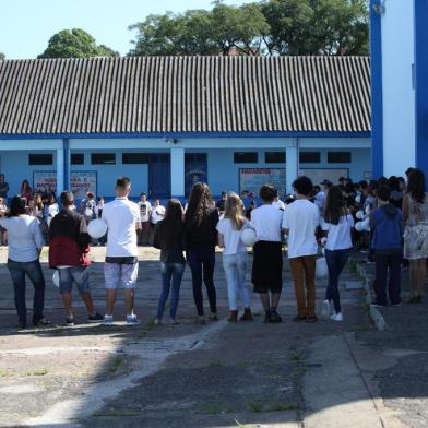  CACHOERINHA, RS, BRASIL, 08-03-2018. Estudantes e professores da Escola Luiz de Camões, em Cachoeirinha, fazem homenagens de um ano da morte da aluna Marta Gonçalves, vítima de uma colega. (TADEU VILANI/AGÊNCIA RBS)