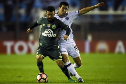  Argentinas Lanus midfielder Nicolas Aguirre (R) vies for the ball with Brazils Chapecoense forward Rossi during the Copa Libertadores 2017 group first leg football match at Lanus stadium in Lanus, Buenos Aires, Argentina, on May 17, 2017. / AFP PHOTO / EITAN ABRAMOVICHEditoria: SPOLocal: LanusIndexador: EITAN ABRAMOVICHSecao: soccerFonte: AFPFotógrafo: STF