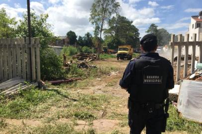 Uma reintegração de posse em uma área do Departamento Municipal de Habitação (Demhab) terminou em confusão no bairro Cristal, na zona sul de Porto Alegre,  na manhã desta quinta-feira (8).