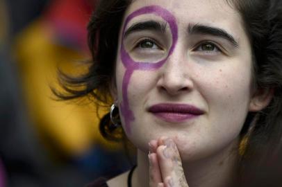  A girl with a Venus symbol on her face attends a protest during a one day strike to defend womens rights on International Womens Day in Barcelona, on March 8, 2018.Spain celebrated International Womens Day today with an unprecedented general strike in defence of their rights that saw hundreds of trains cancelled and countless protests scheduled throughout the day. / AFP PHOTO / LLUIS GENEEditoria: CLJLocal: BarcelonaIndexador: LLUIS GENESecao: justice and rightsFonte: AFPFotógrafo: STF