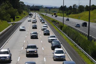  GLORINHA, RS, BRASIL, 14-02-2018. Trânsito na Freeway após  o feriadão de Carnaval no sentido Porto Alegre. (FÉLIZ ZUCCO/AGÊNCIA RBS)