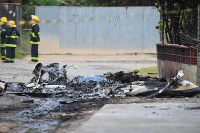  Três pessoas morrem após queda de helicóptero em JoinvilleAcidente aconteceu por volta das 15h45 na zona Sul. Uma quarta vítima foi resgatada com vida