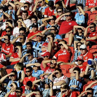  PORTO ALEGRE, RS, BRASIL - 22-11-2015 Inter e Grêmio se enfrentam neste domingo no Estádio Beira-Rio. Partida válida pela 36ª rodada do Brasileirão. Gre-Nal 408 (FOTO: MATEUS BRUXEL /AGÊNCIA RBS)