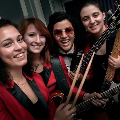 bgirls, grupo de mulheres que toca canções dos beatles. 